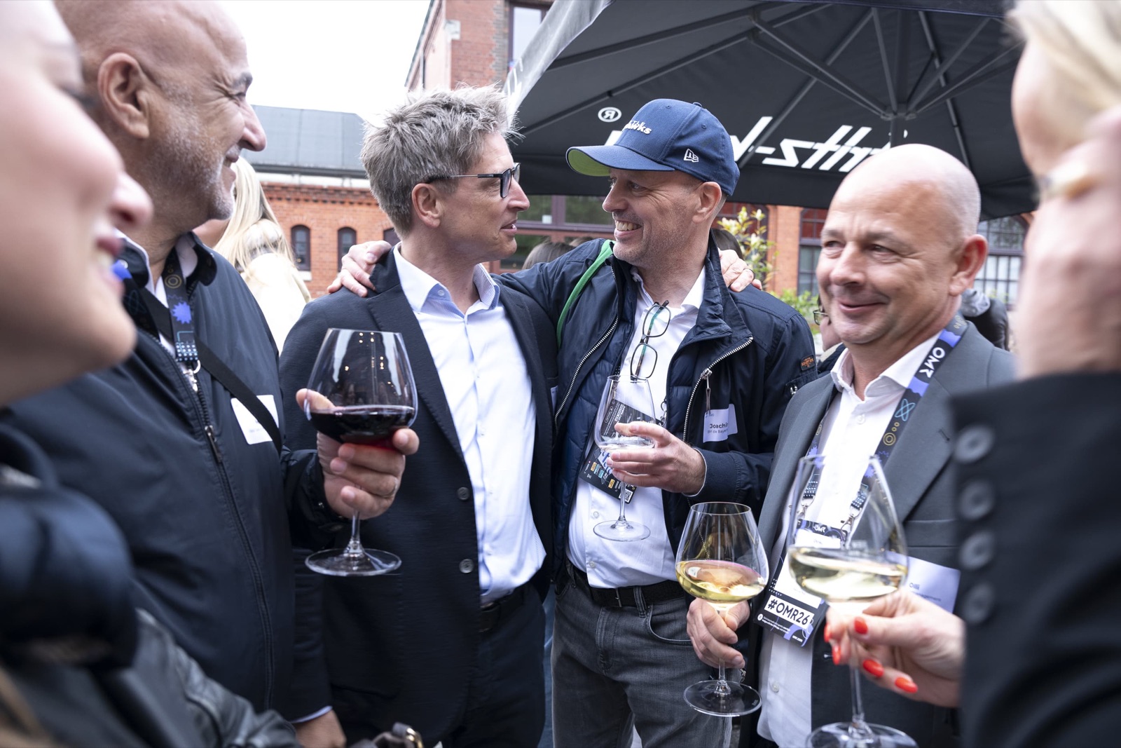 Gäste im Hof der EFI Bar beim KKP Side-Event 2026